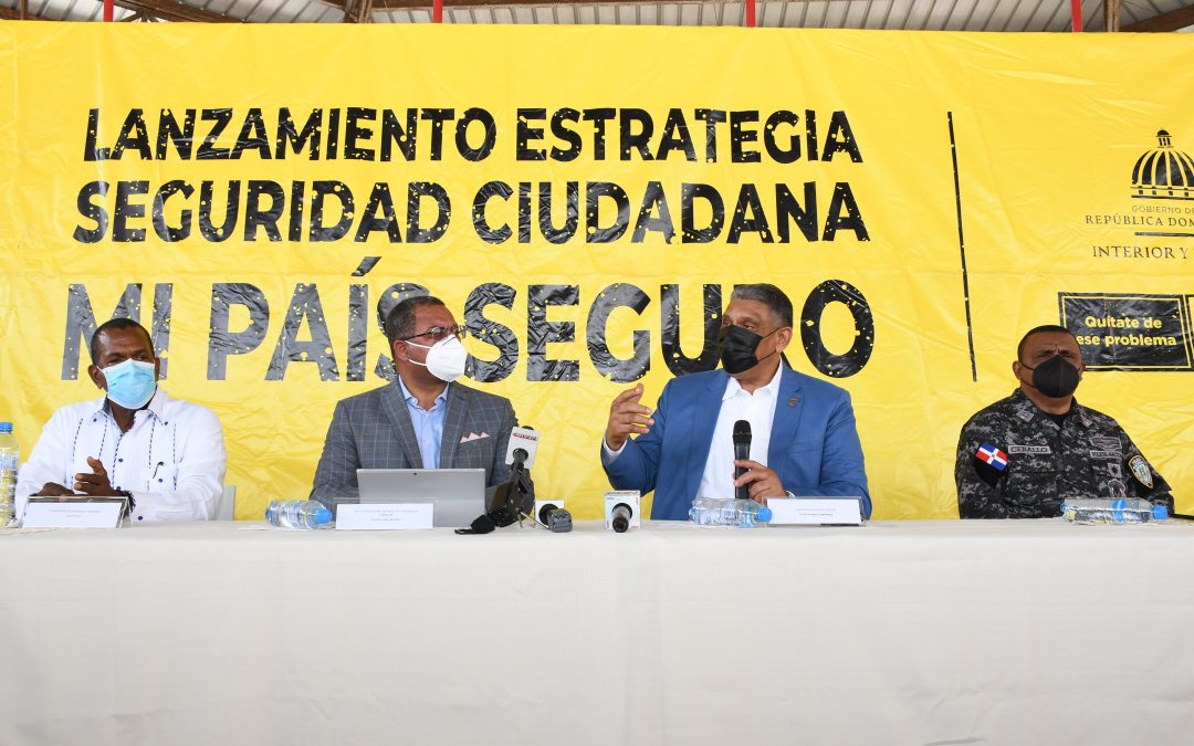 A la fecha más de 15, 000 motocicletas se han asentado en el plan piloto del registro que forma parte de la Estrategia Nacional de Seguridad Ciudadana “Mi País Seguro” Santo Domingo, 16 de junio 2021.- Como parte de la Estrategia Nacional de Seguridad Ciudadana denominada “Mi País Seguro”, anunciada por el presidente Luis Abinader, el Instituto Nacional de Tránsito y Transporte Terrestre (INTRANT), dio a conocer los avances del Plan Nacional de Registro de Motocicletas que, desde su implementación hasta la fecha, cuenta con 15, 000 motocicletas unidades inscritas. El director del INTRANT, Rafael Arias, señaló que “el registro de motocicletas forma parte de las acciones regulatorias del INTRANT para esa modalidad de transporte, en cumplimiento de la Ley 63-17 de Movilidad, Transporte Terrestre, Tránsito y Seguridad Vial de la República Dominicana y, asimismo, puntualizó que con esto también se busca elevar la conciencia vial en el país y que cada motociclista circule con la licencia de conducir correspondiente. “Queremos dejar bien claro que esta medida incluye a todos los usuarios de motocicletas, independientemente de su uso o función, es decir, que este registro no es solamente para los que se dedican al motoconcho, sino para todo aquel que posea una motocicleta”, afirmó Arias. El titular del INTRANT dijo además que aquellos extranjeros que hayan sido regulados por Interior y Policía, podrán participar del registro con el documento que les fue entregado por el MIP. En tanto que el ministro de Interior y Policía, Jesús Vásquez Martínez, saludó la iniciativa del INTRANT de poner en marcha el programa de registro de motocicletas en el piloto de seguridad ciudadana que se desarrolla en el sector Cristo Rey del Distrito Nacional. Al hablar en compañía de los viceministros de Interior y Policía Jesús Féliz y Víctor Castro, afirmó que el registro de motocicletas es un importante apoyo a la seguridad ciudadana, ya que en los accidentes de tránsito y actos delincuenciales se ven involucradas unidades motorizadas. Además, llamó a los propietarios de motocicletas a seguir registrando sus vehículos para garantizar un mayor control y que estén bien identificadas, ya que también en ocasiones son víctimas de robo y esto facilitará su localización. Estas declaraciones fueron realizadas durante un encuentro con la prensa en el Club Los Cachorros, del sector de Cristo Rey, donde opera una de las unidades de registro de motocicletas de las tres que componen el piloto del programa. En el encuentro con los medios Arias además explicó que la primera fase de registro continuará hasta el 16 de julio del 2021, para luego habilitar otros puntos en la circunscripción número uno, y que sucesivamente se extenderá hacia otras circunscripciones y zonas del país. El Registro Nacional de Motocicletas, en cumplimiento de la Ley 63-17, establece de obligatoriedad, el uso del casco protector rotulado con la placa de la motocicleta, así como la obtención de la licencia de conducir categoría 1. Estadística y clasificación De acuerdo a los registros del INTRANT, desde que inició el plan piloto el pasado 4 de junio hasta hoy 15, más de 15, 000 motocicletas se han registrado en los tres recintos habilitados, y en ese sentido, más de 5,600 corresponden al punto de registro del Club Los Cachorros. Requisitos Para participar del proceso, los interesados solo deben acudir a los puntos de registro habilitados y presentarse con su cédula de identidad, motocicleta, casco, recibo de pago del impuesto de la licencia categoría 01, correspondiente a motocicletas. El impuesto puede pagarse en línea, en la oficina virtual del INTRANT https://ov.intrant.gob.do/#/login , en el Banco de Reservas, o en los puntos de registro de motocicletas. Costo El INTRANT especifica que, como parte de este proceso de registro para motociclistas, la licencia de conducir categoría 1, será emitida por un período de tres años y tendrá un costo de RD$600.00 para el usuario, los cuáles deben ser pagados previo al registro de la motocicleta, en las modalidades presenciales o en línea que facilita el INTRANT. Plan piloto Se recuerda que el plan piloto del registro de motocicletas, inició hace doce días en las instalaciones del Club Los Cachorros del sector capitalino de Cristo Rey, en el parqueo del Zoológico Nacional y en las inmediaciones del Estadio Quisqueya, se extenderá gradualmente a nivel nacional.