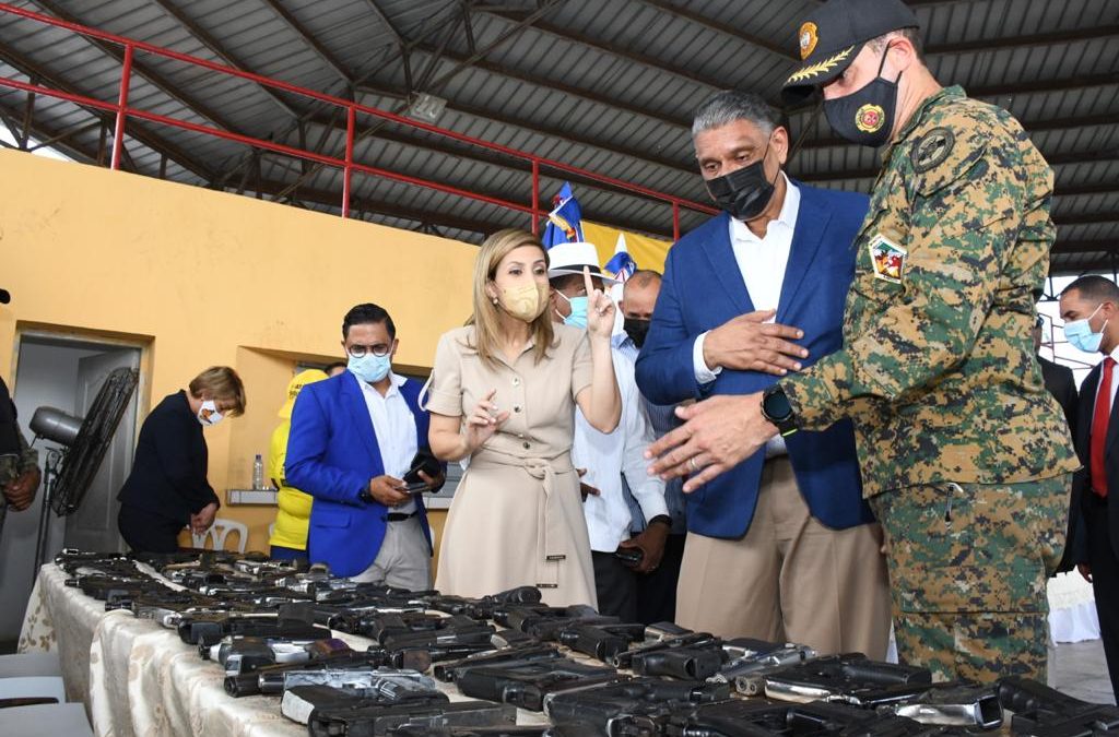 Interior y Policía presenta las primeras armas de fuego recuperadas en piloto de Cristo Rey. Un total de 163 de diferentes calibres fueron presentadas