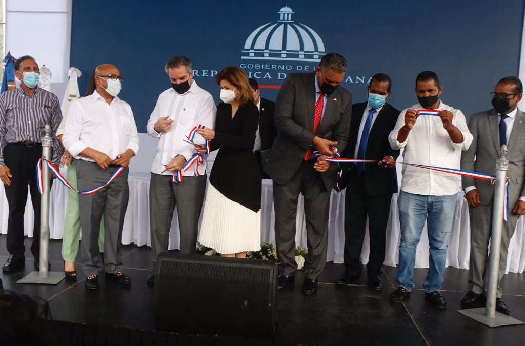Ministro de Interior y Policía recibe del Propeep Club Deportivo y Cultural Los Cachorros de Cristo Rey remozado