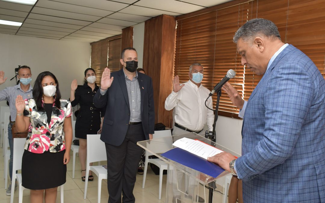 Interior y Policía juramenta a 24 extranjeros como dominicanos