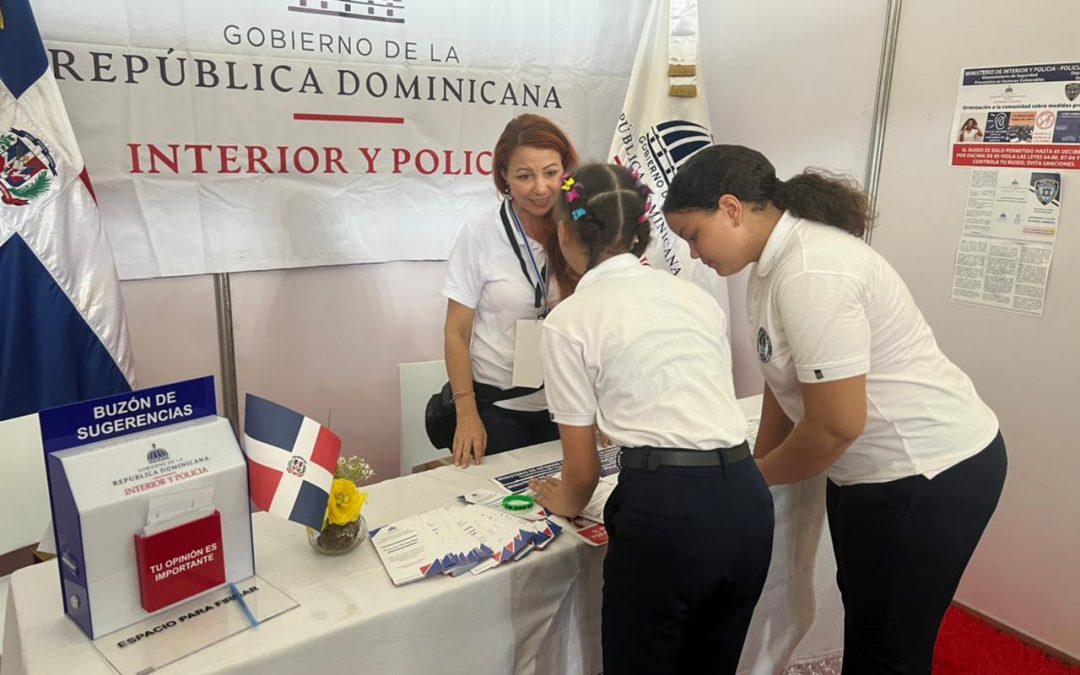 En Feria del Libro de Duarte Interior y Policía dona libros&nbsp; a bibliotecas, dicta conferencia y orienta usuarios sobre servicios
