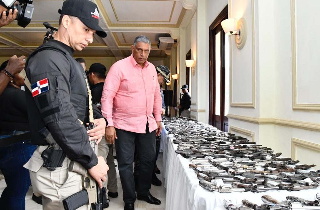 “Con firmeza y apegado a las leyes”: Chu Vásquez y el MIP reciben masiva incautación de armas en San Cristóbal 