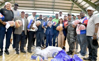 Estrellas del baloncesto aseguran a jóvenes que deportes y estudio son puertas al éxito