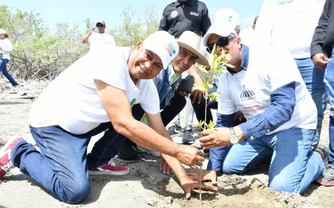 Funcionarios y colaboradores de Interior y Policía desarrollan jornada de reforestación en Baní