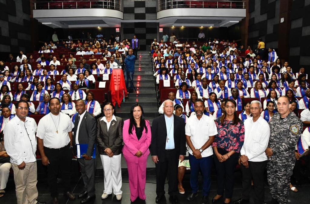 Interior y Policía y Ministerio Público gradúan a 262 líderes comunitarios de Azua y Barahona