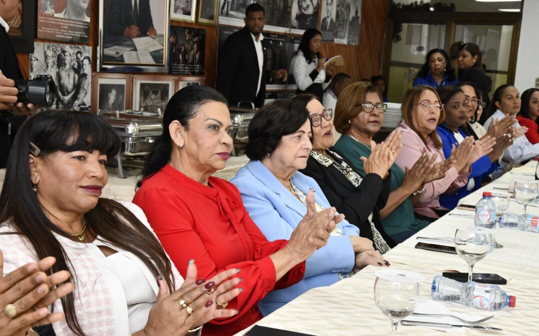 Ministerio de Interior y Policía entrega fondos a gobernaciones para mitigar efectos inundaciones