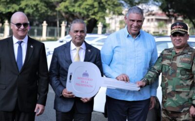 Gobierno entrega 47 camionetas a instituciones de rescate y seguridad