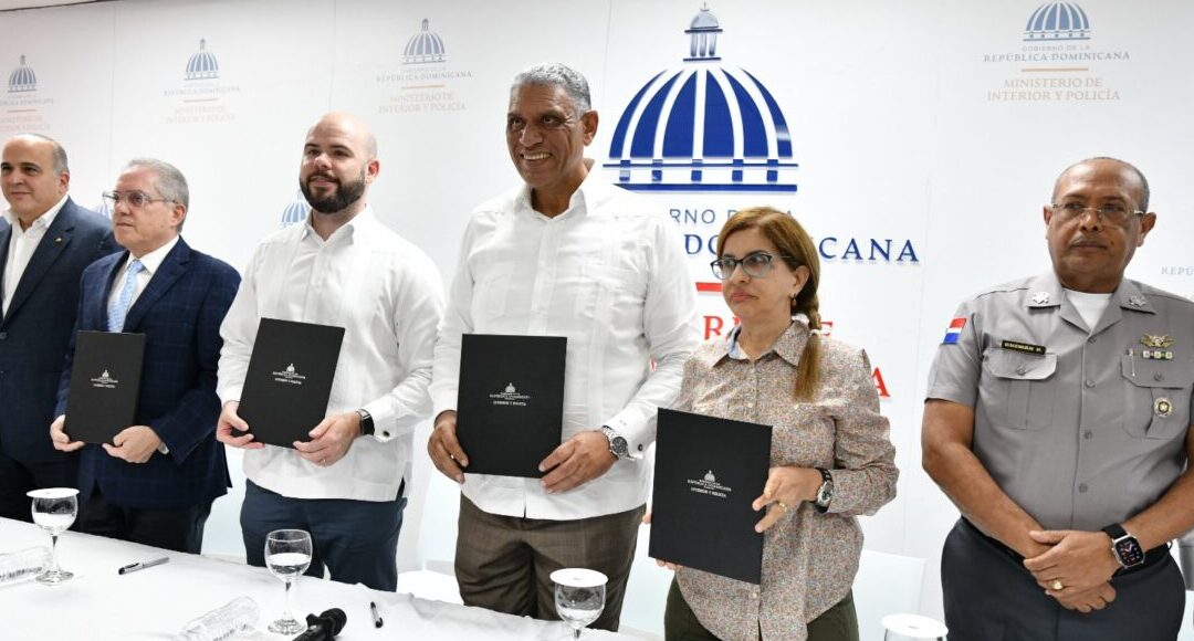 MIP acuerda con farmacias y laboratorios descuentos para policías y bomberos