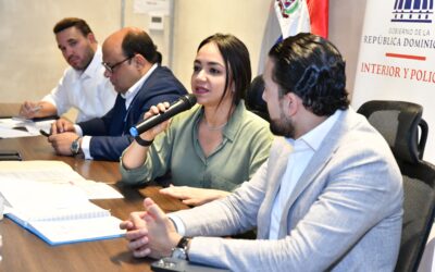 Ministra de Interior y Policía se reúne con dueños de colmados
