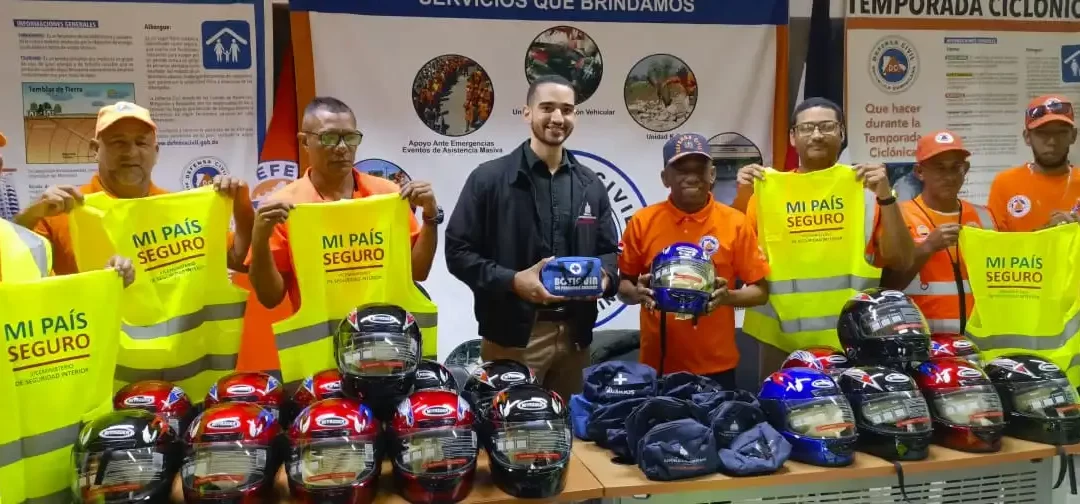 El Ministerio de Interior y Policía entrega cascos protectores a voluntarios de la Defensa Civil de Santiago