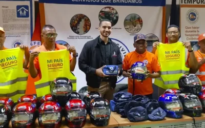 El Ministerio de Interior y Policía entrega cascos protectores a voluntarios de la Defensa Civil de Santiago