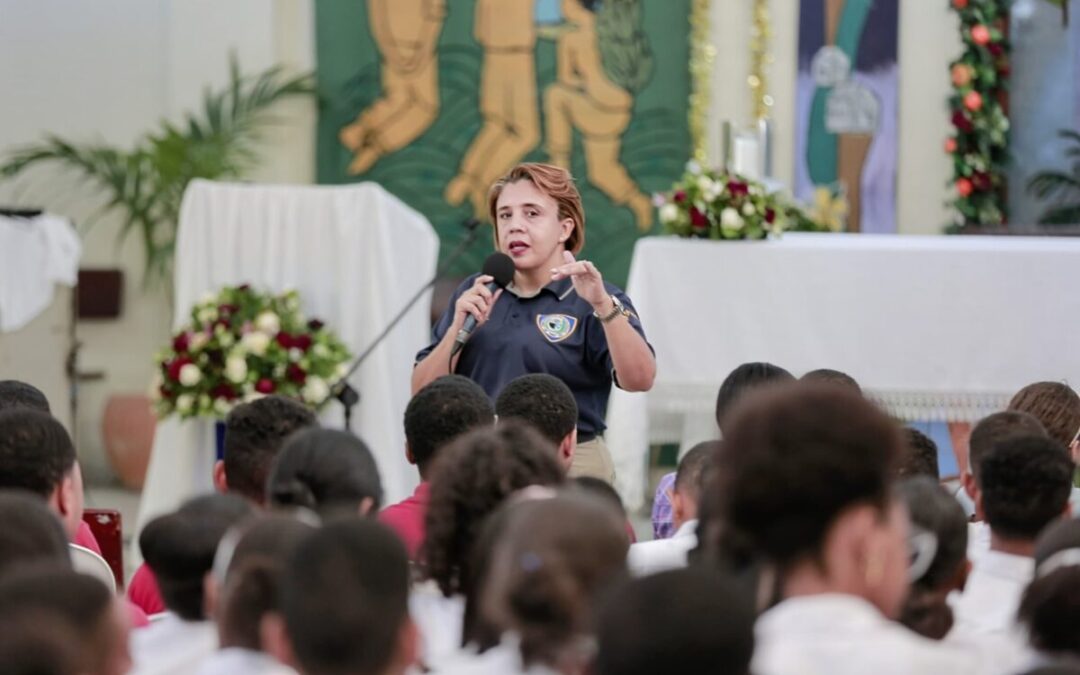Ministerio de Interior y Policía imparte charla educativa sobre prevención e identificación de pandillas