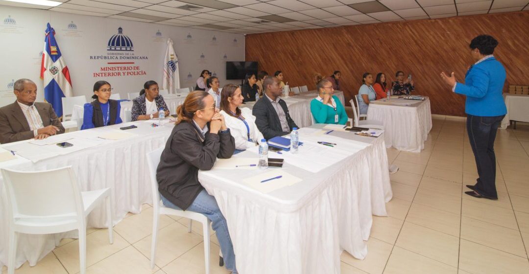 Interior y Policía previene sobre violencia de género con taller “Rompiendo el Silencio”