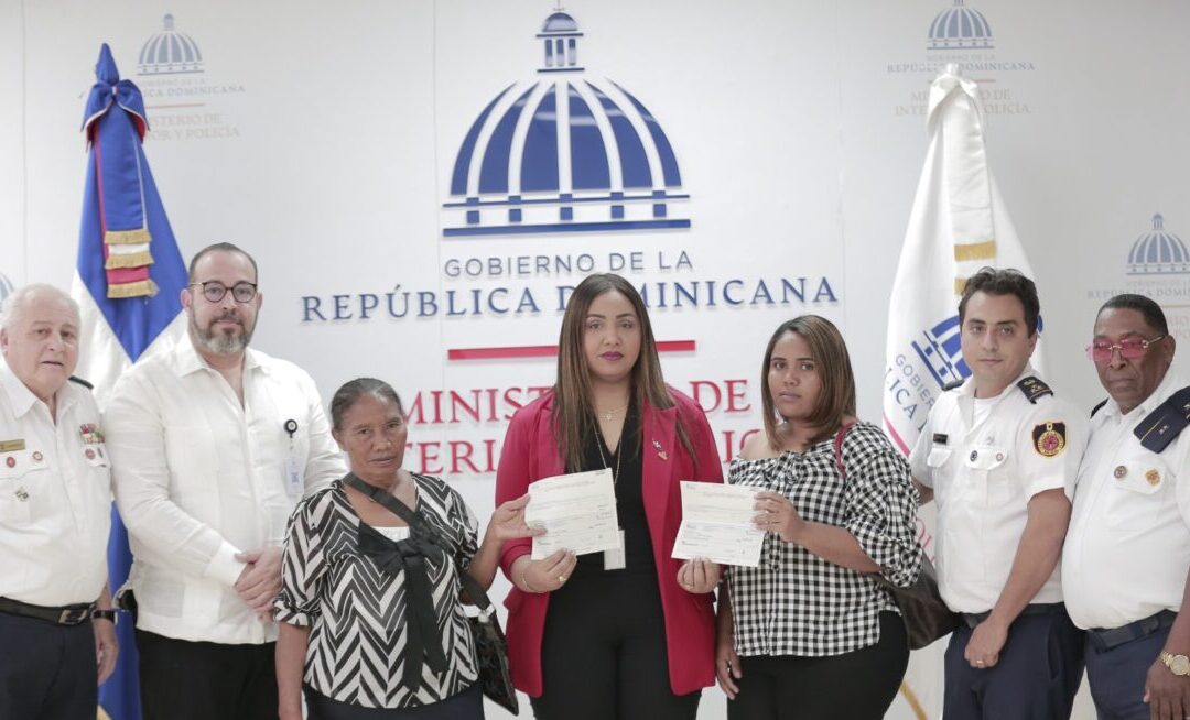 Gobierno entrega primer seguro de vida a familiares de bombero fallecido