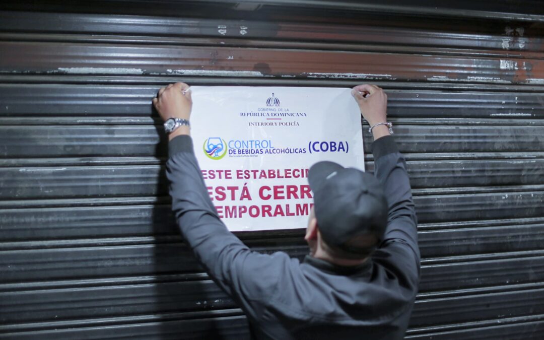 COBA cierra temporalmente 13 establecimientos comerciales y notifica 12 en Santo Domingo