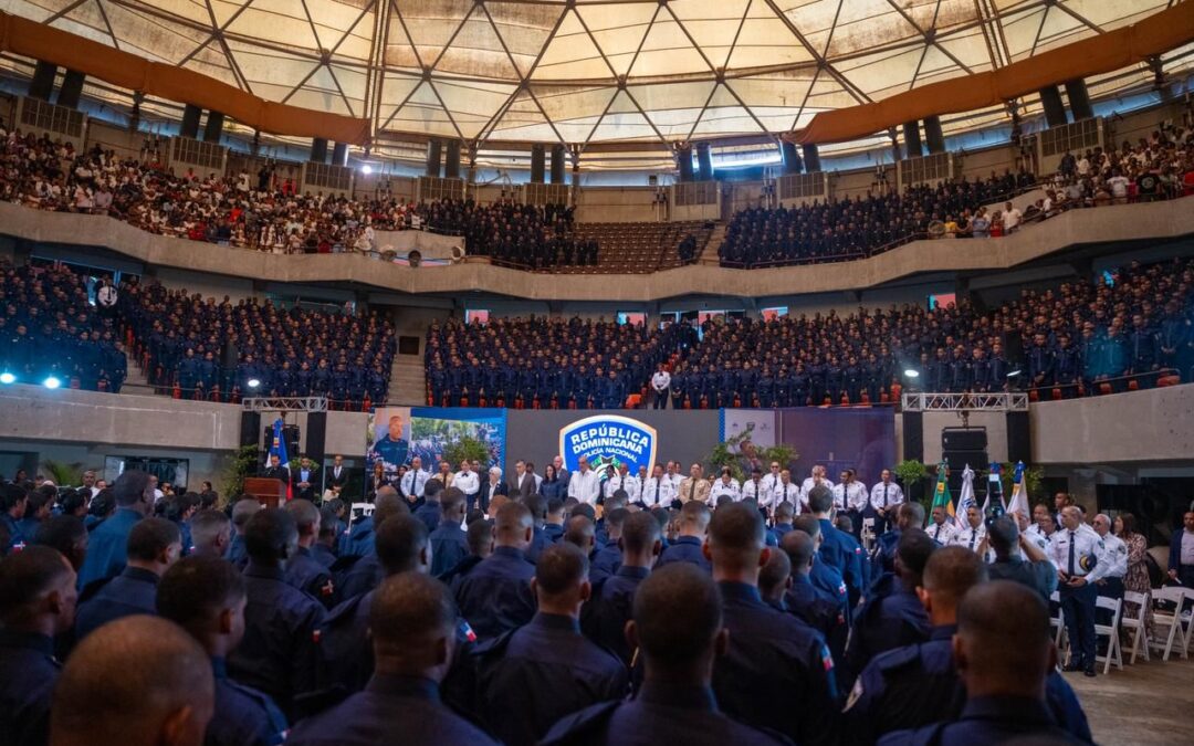 Gobierno gradúa 2,421 nuevos agentes formados bajo la reforma policial y con nuevo uniforme